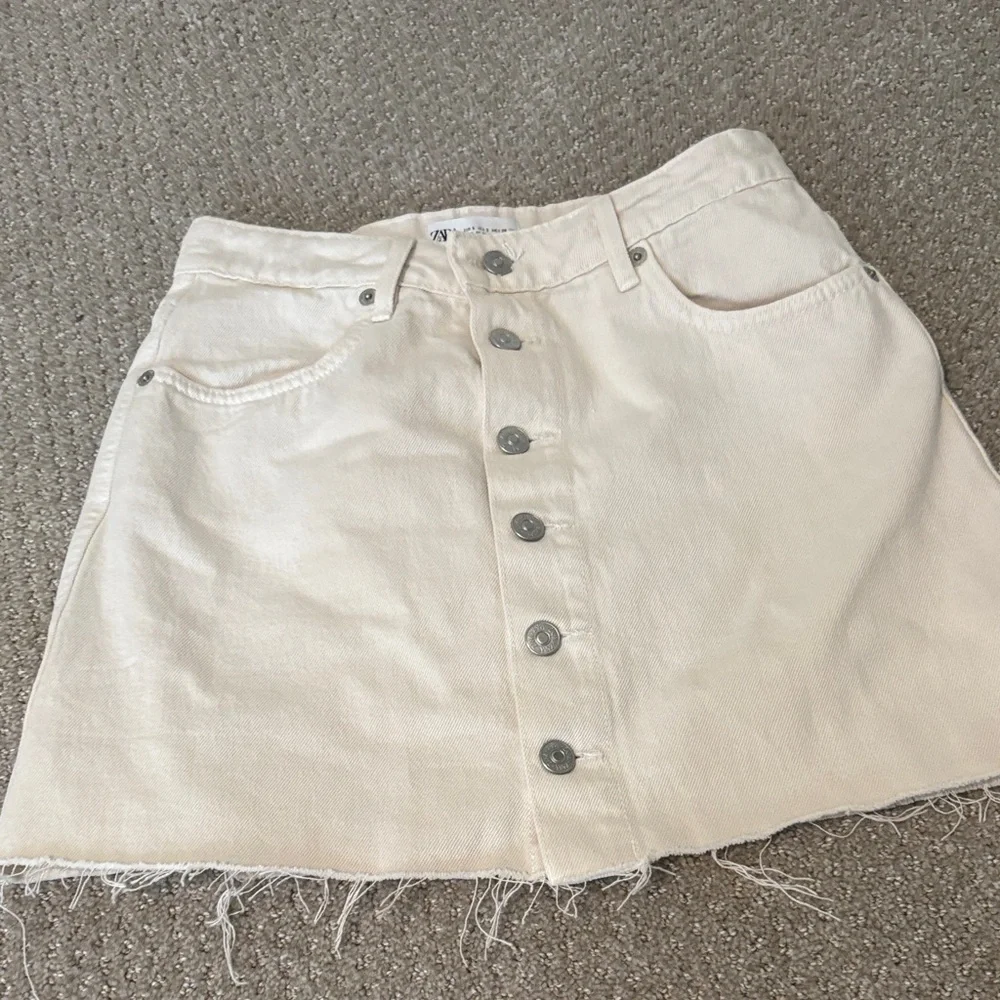 Zara cream denim button down mini skirt - Picture 1 of 3